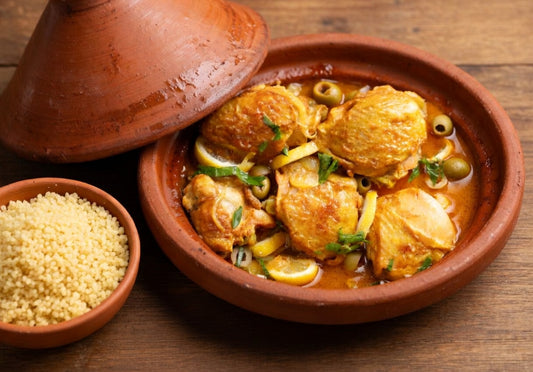 Tajine de poulet citron, olives et poivrons avec semoule